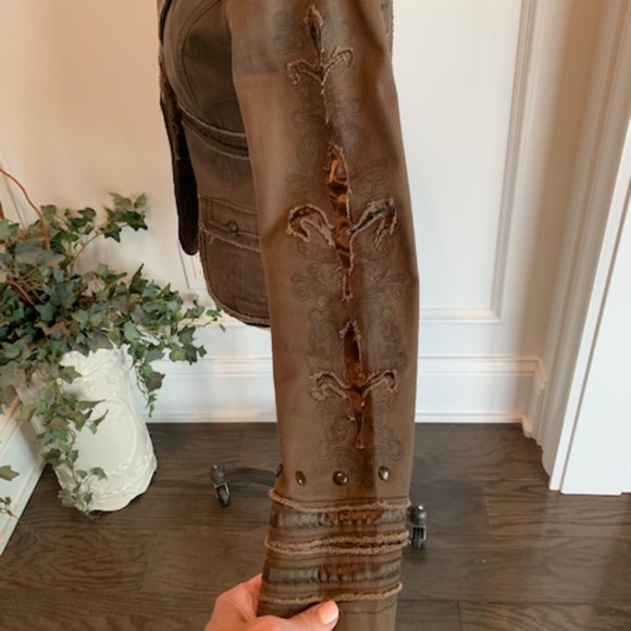 Taheri Beautifully Detailed Utility Jacket - Picture 5 of 16